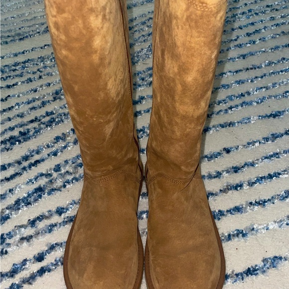 Authentic chestnut brown Uggs boots with metal plates. - Picture 2 of 8